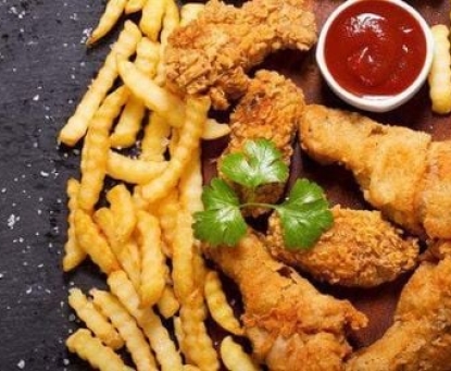 Có những loại thức ăn và đồ uống nào cần tránh để không bị táo bón?